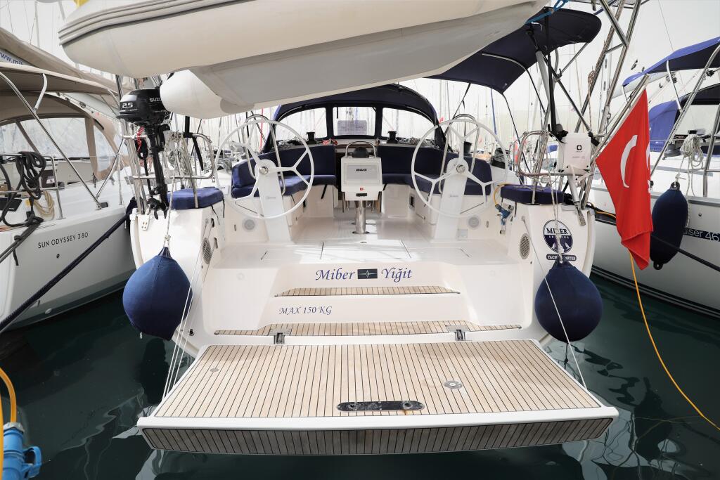 Sailing yacht 