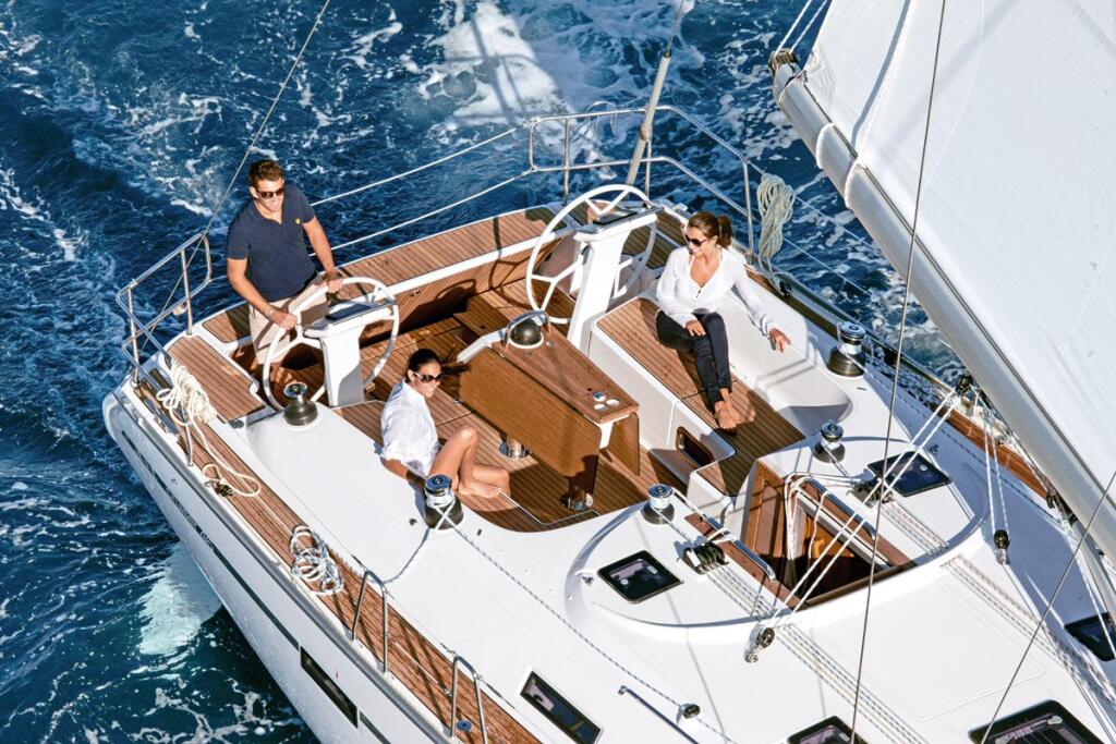Sailing yacht 