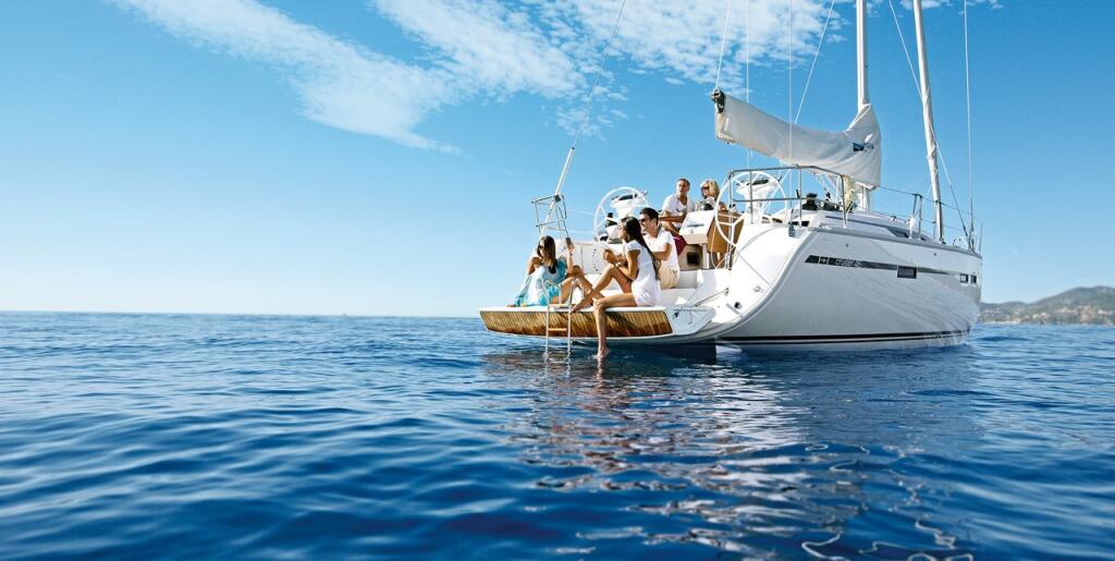 Sailing yacht 