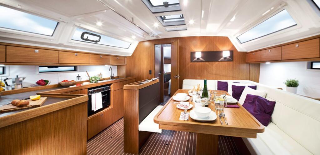 Sailing yacht 