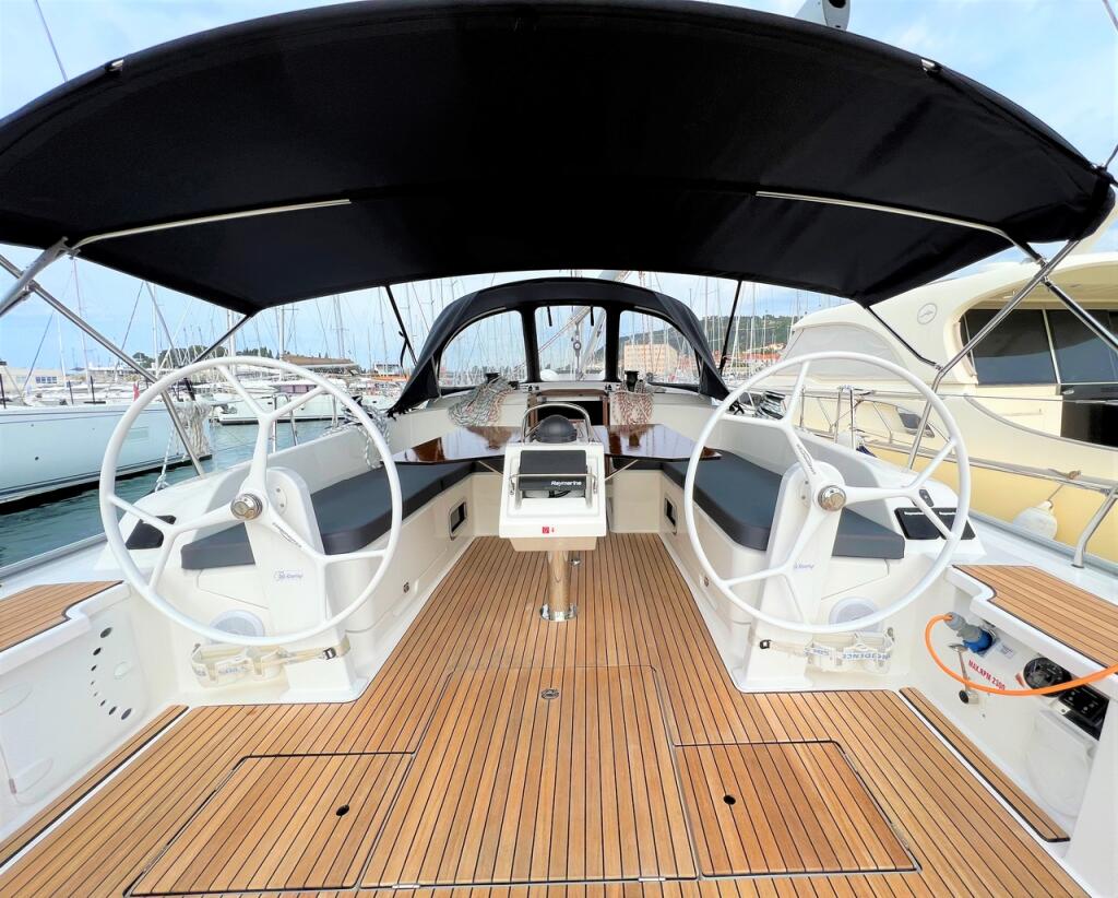 Sailing yacht 