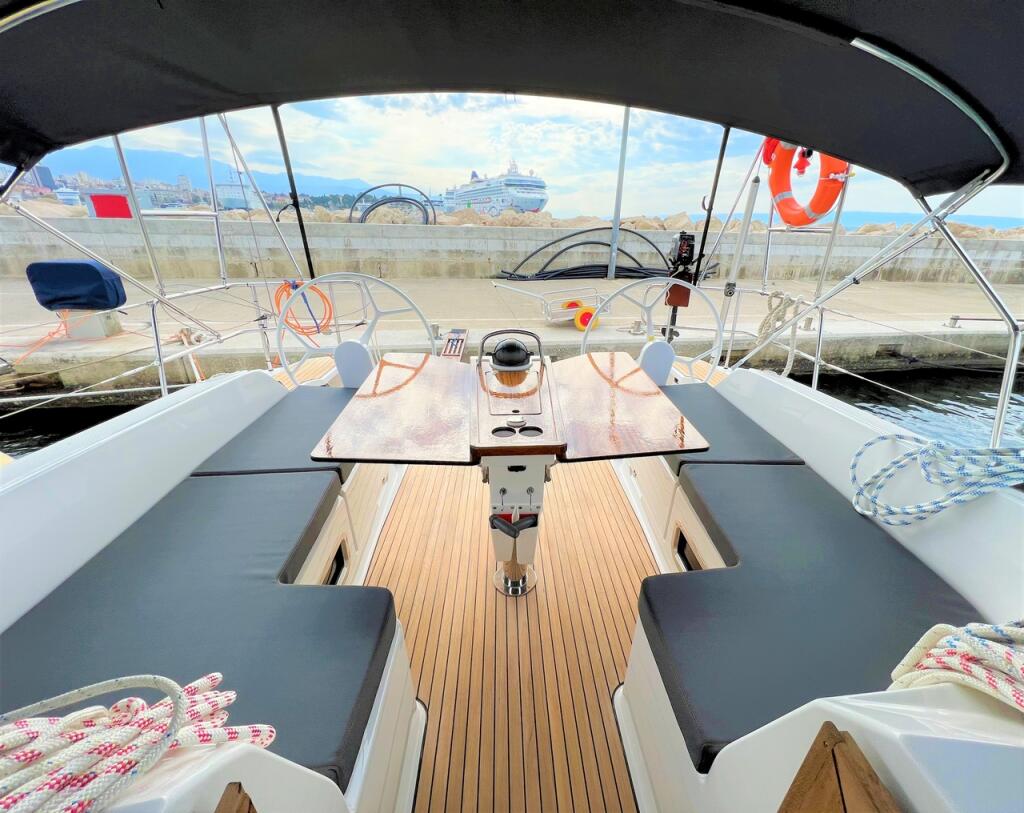 Sailing yacht 
