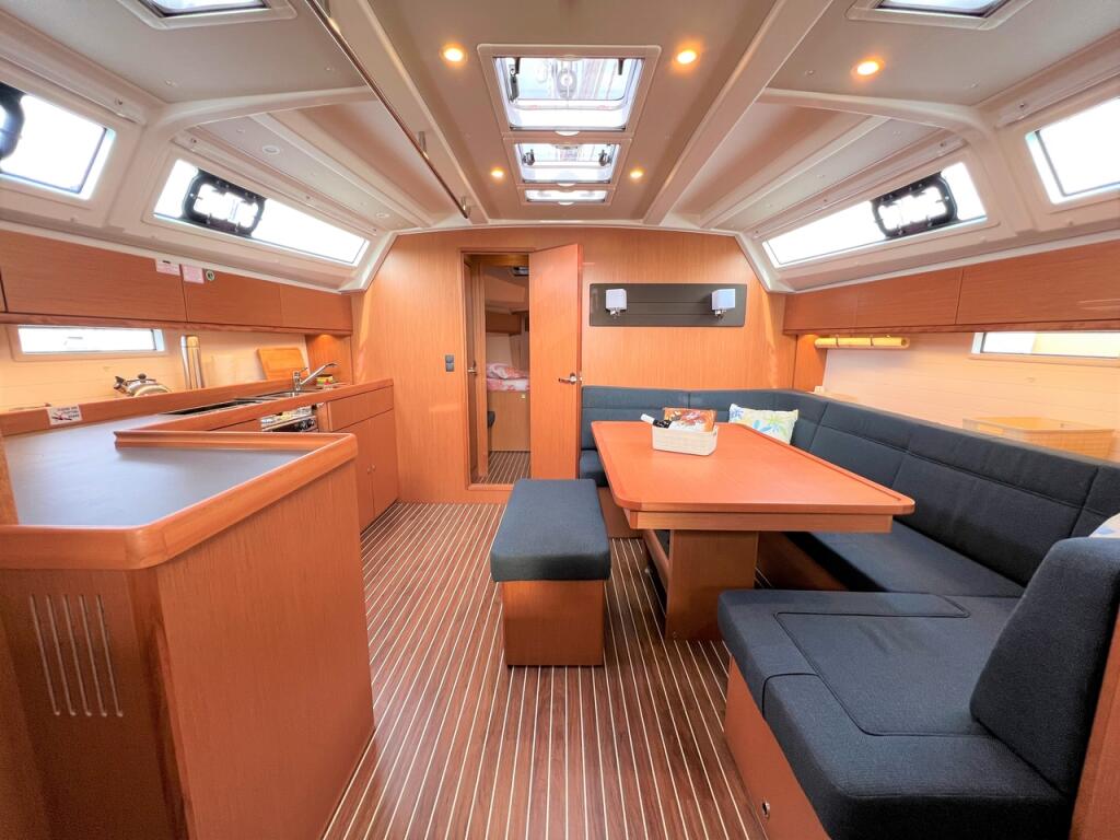 Sailing yacht 