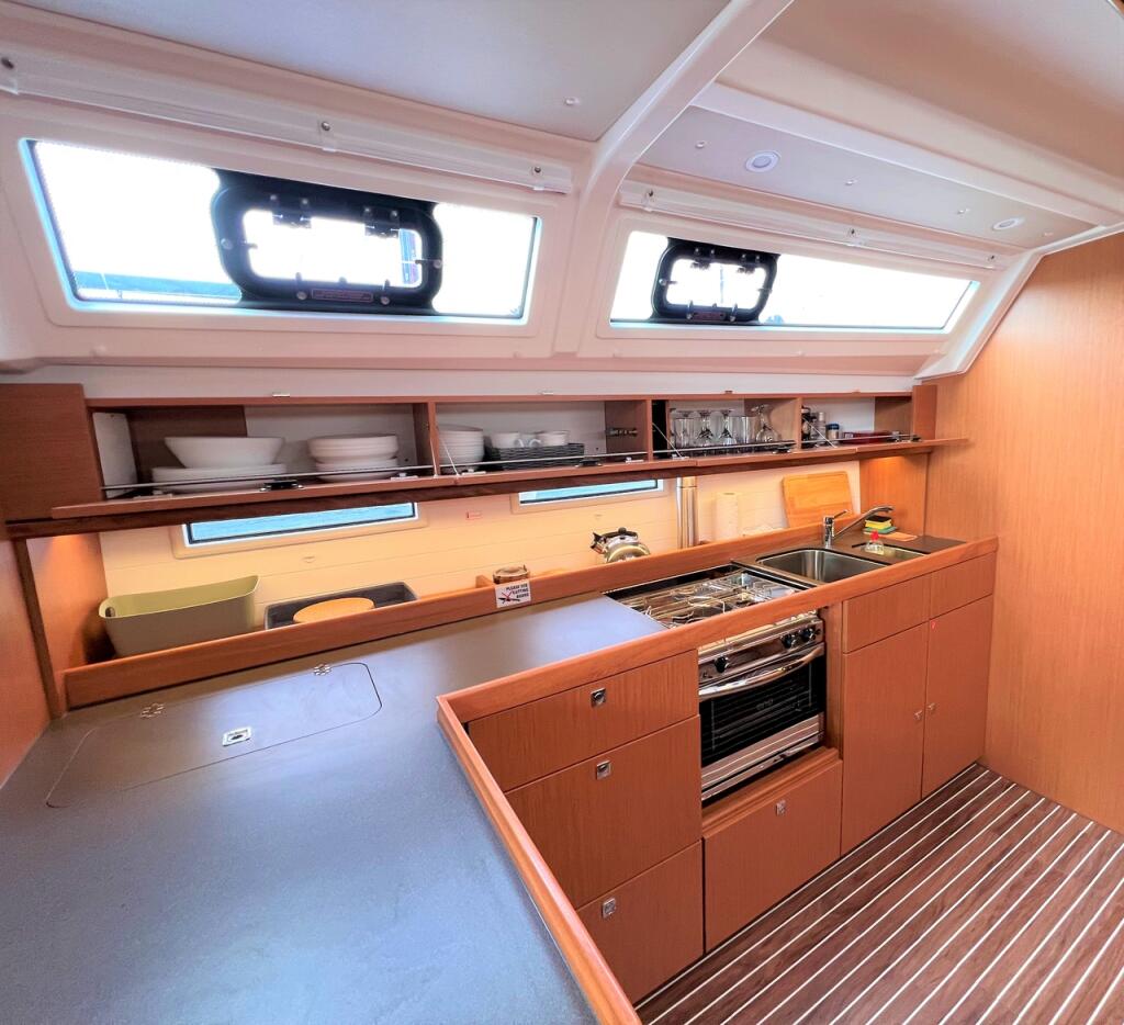 Sailing yacht 