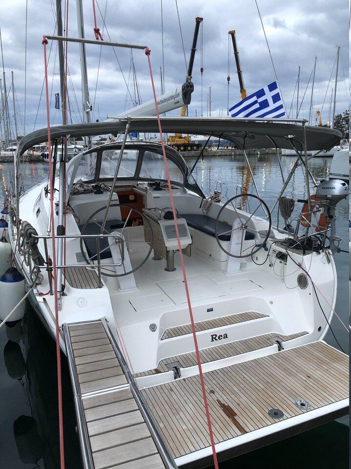 Sailing yacht 