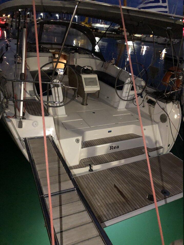 Sailing yacht 