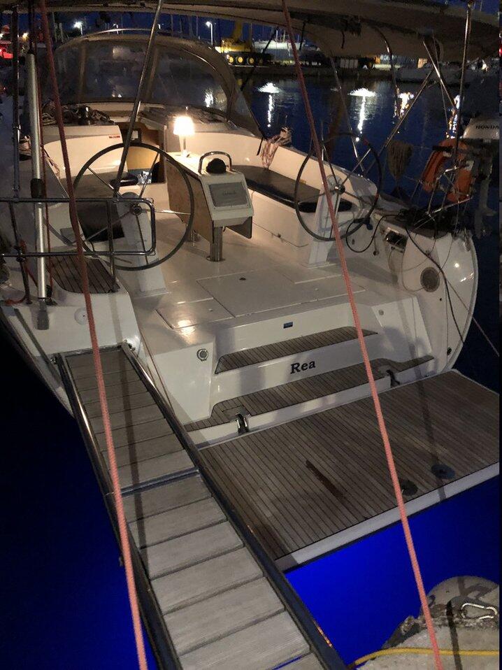 Sailing yacht 