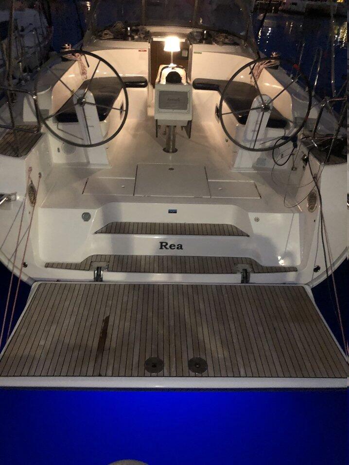 Sailing yacht 