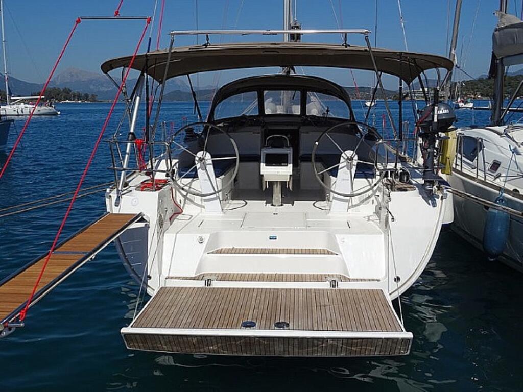 Sailing yacht 