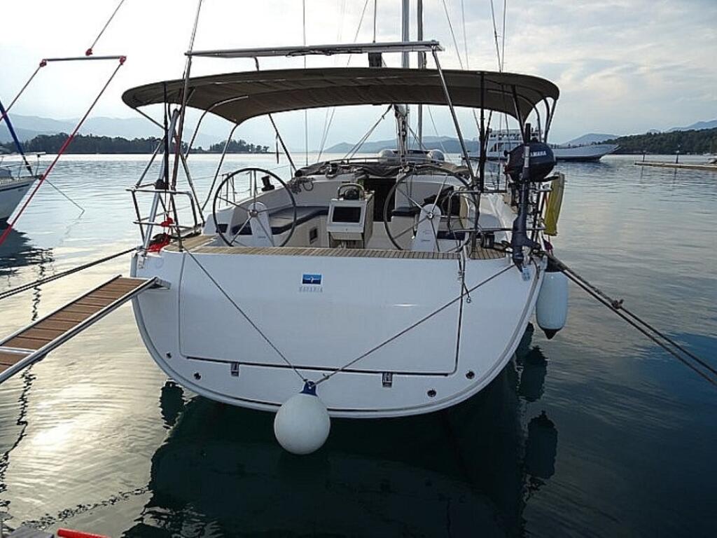 Sailing yacht 