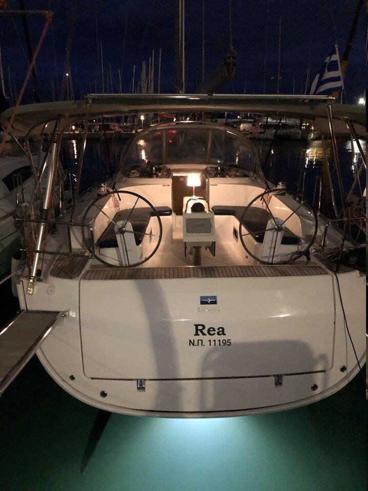 Sailing yacht 