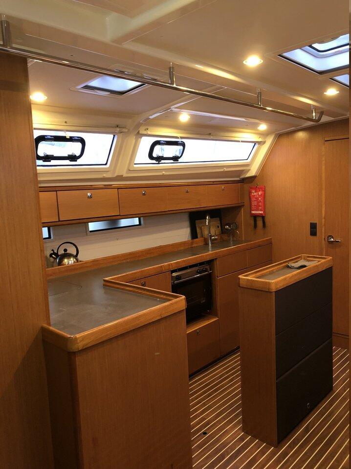 Sailing yacht 