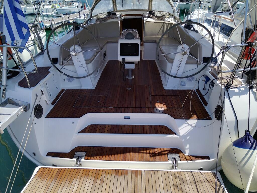 Sailing yacht 