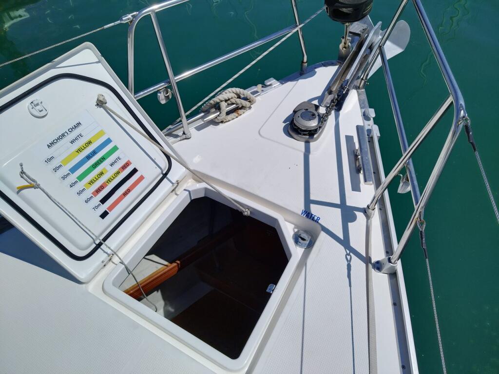 Sailing yacht 