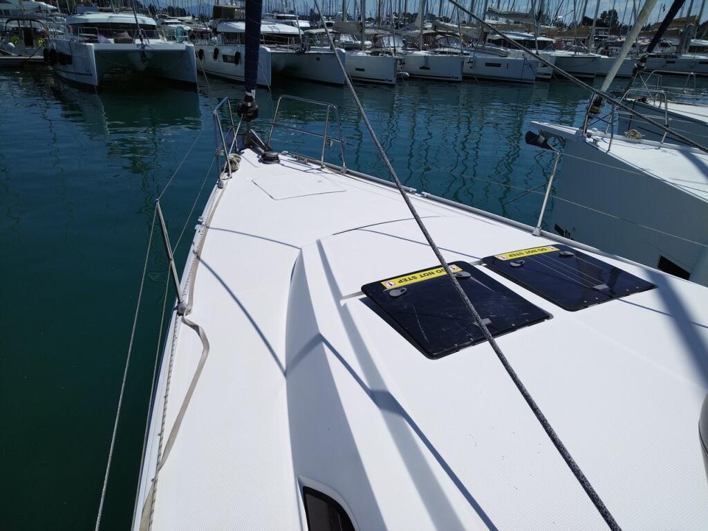 Sailing yacht 