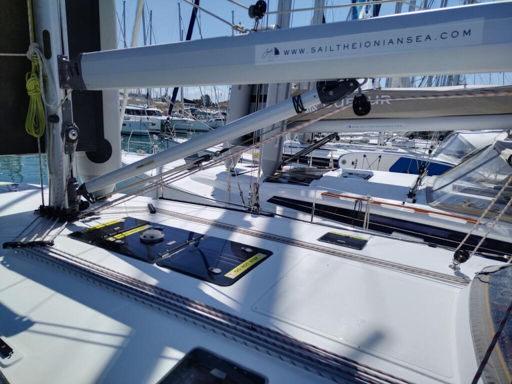 Sailing yacht 