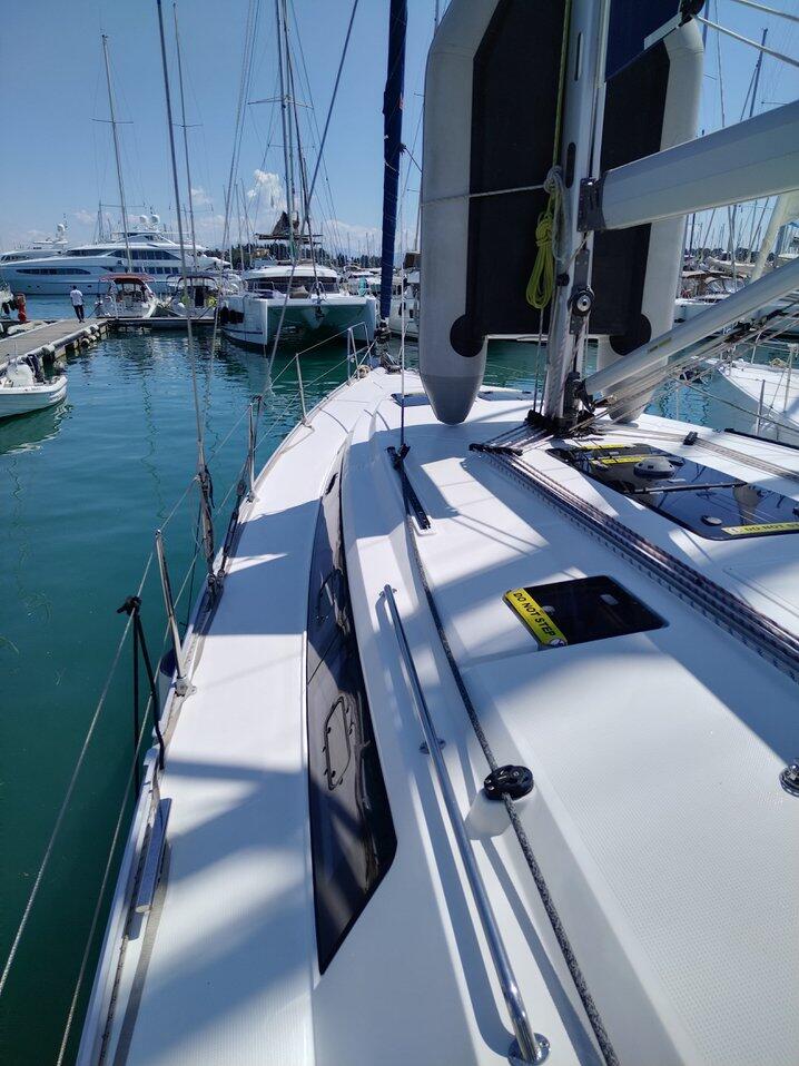 Sailing yacht 
