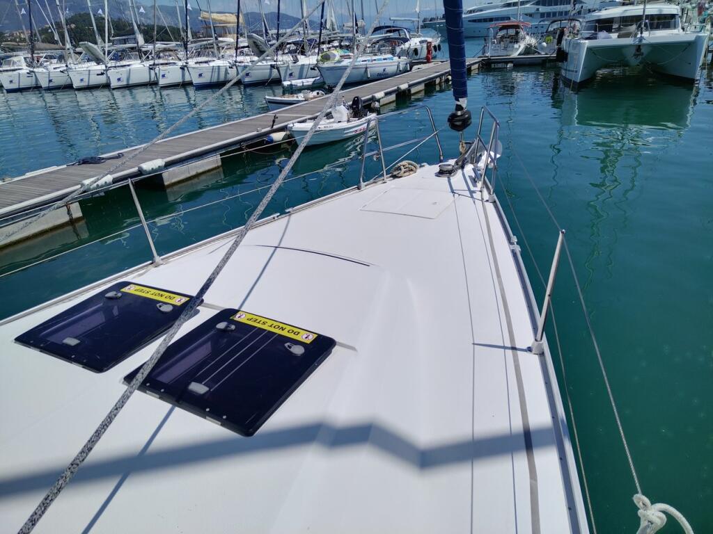 Sailing yacht 