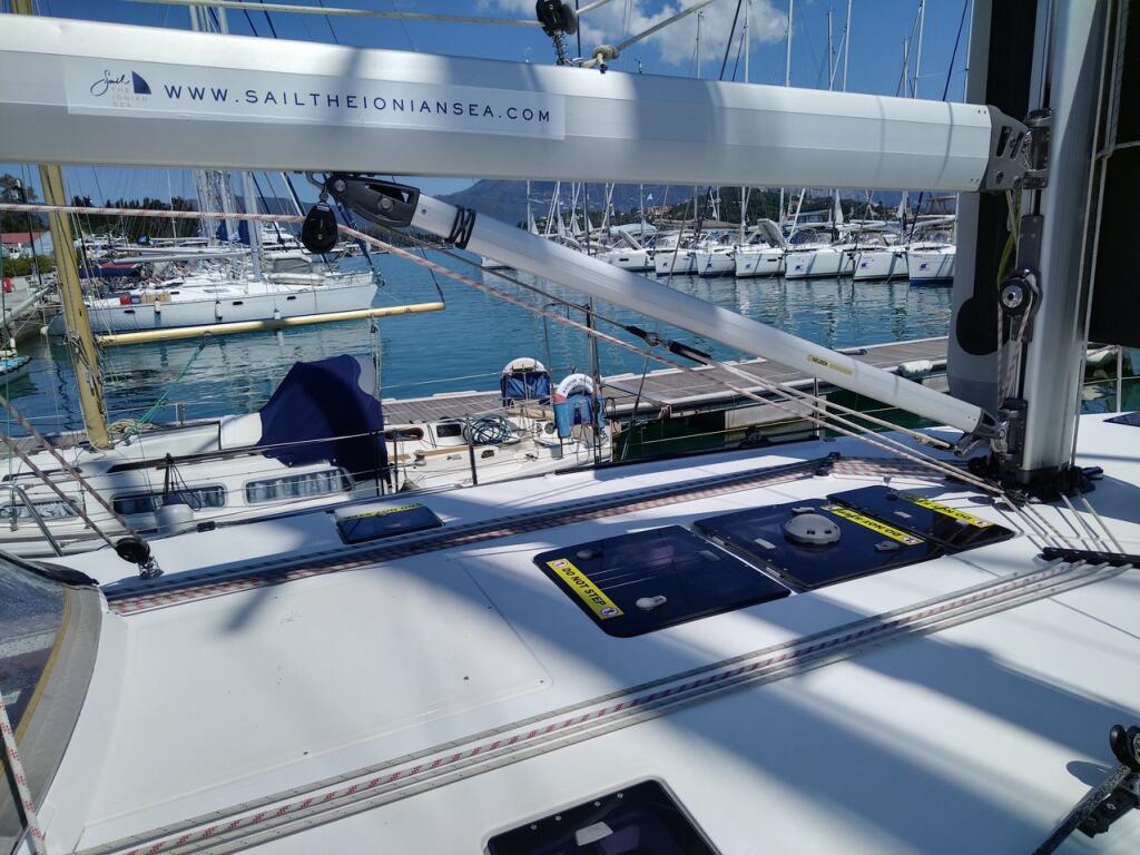 Sailing yacht 