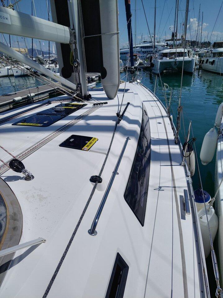 Sailing yacht 