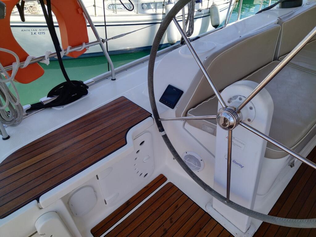 Sailing yacht 