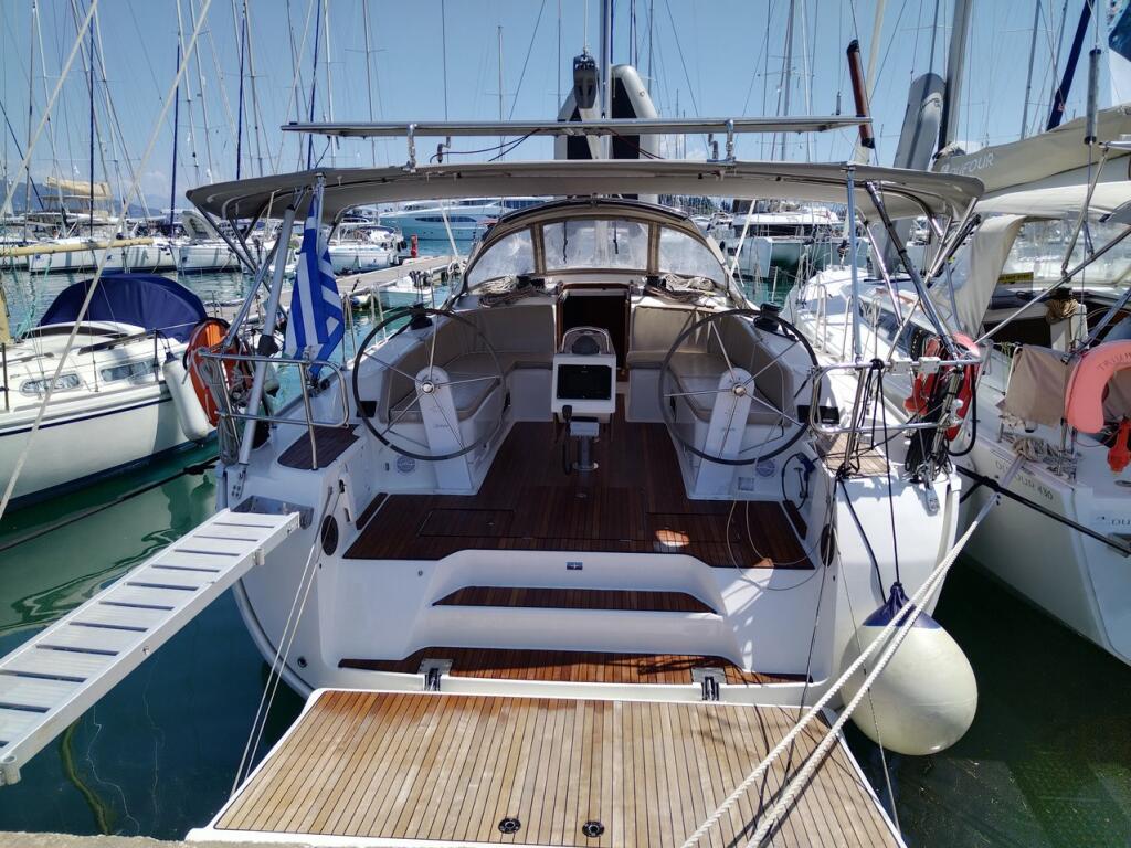 Sailing yacht 