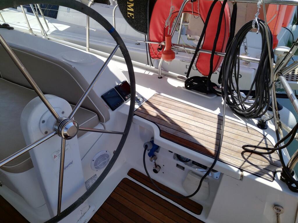 Sailing yacht 