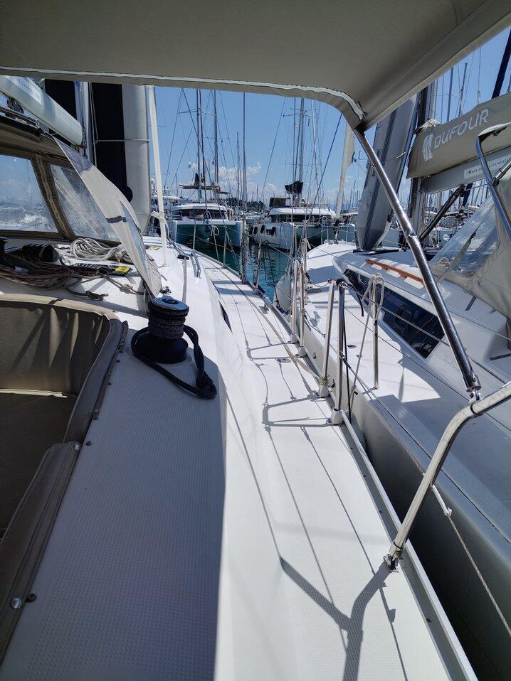 Sailing yacht 