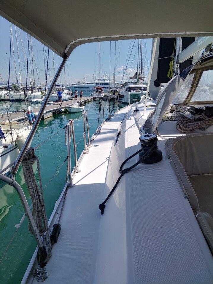 Sailing yacht 