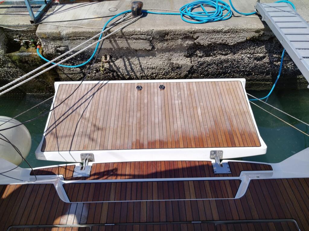 Sailing yacht 