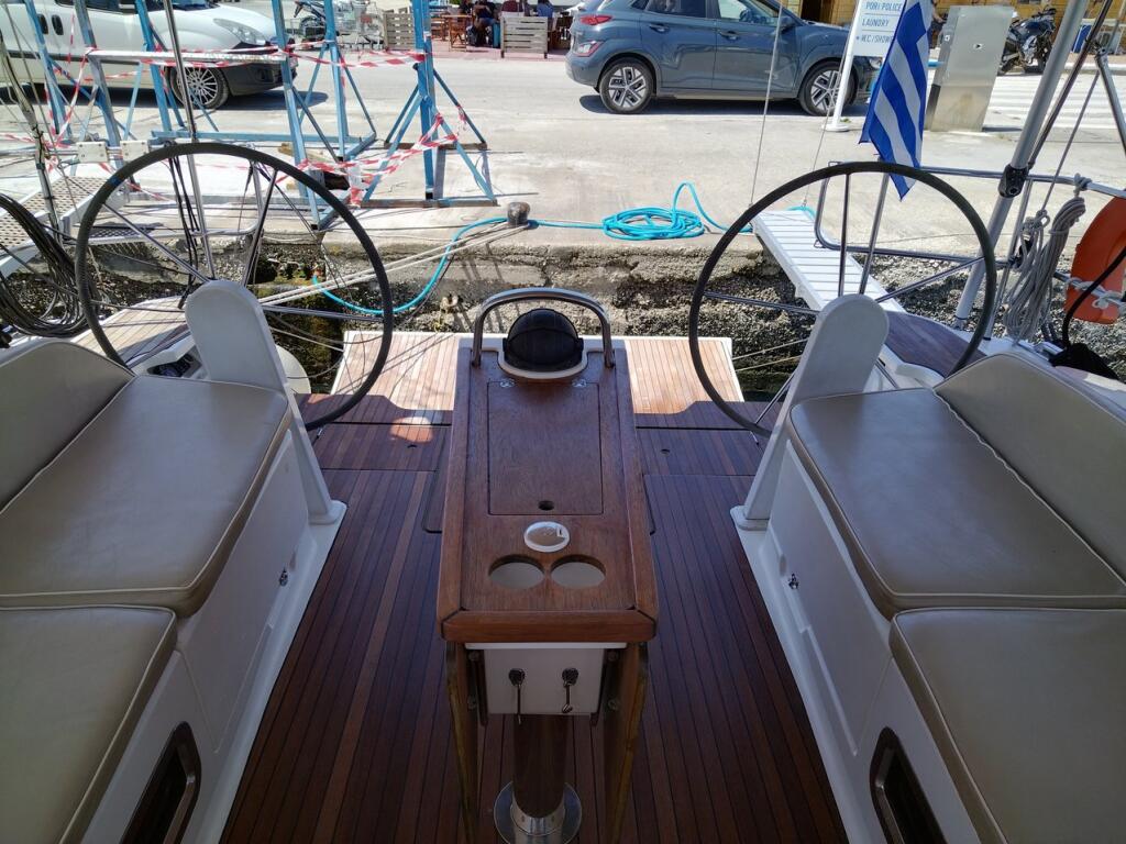 Sailing yacht 