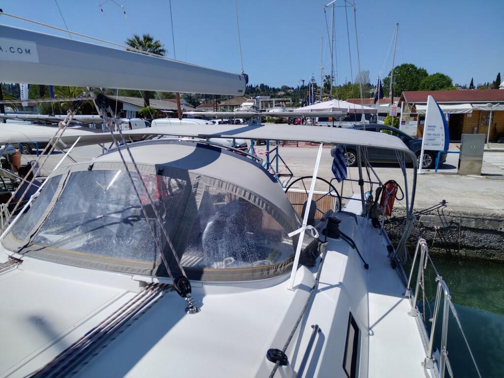 Sailing yacht 