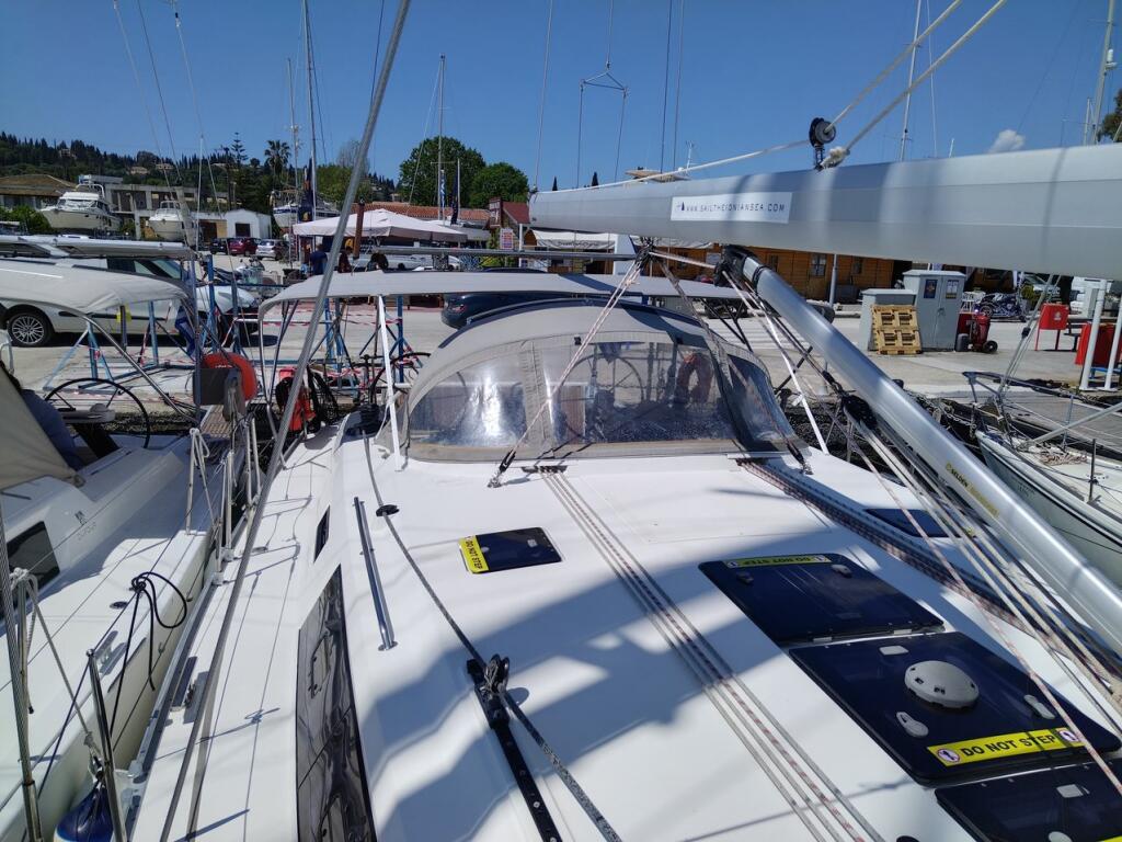 Sailing yacht 