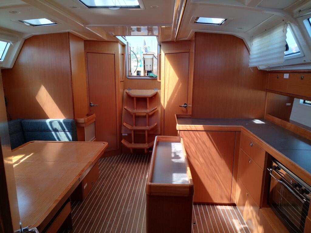 Sailing yacht 