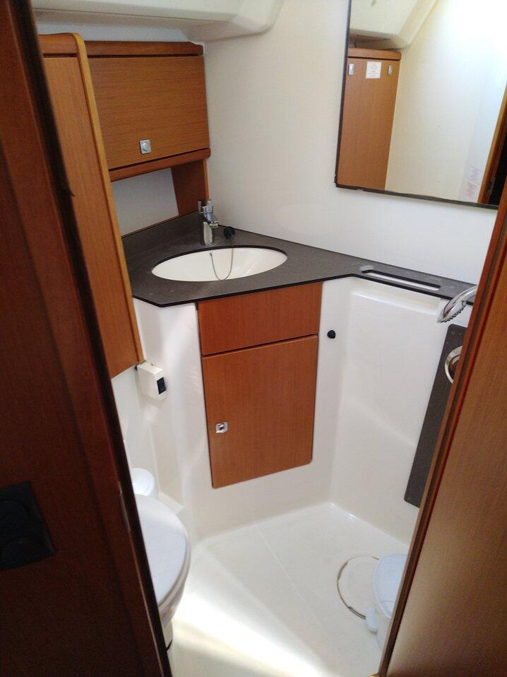 Sailing yacht 