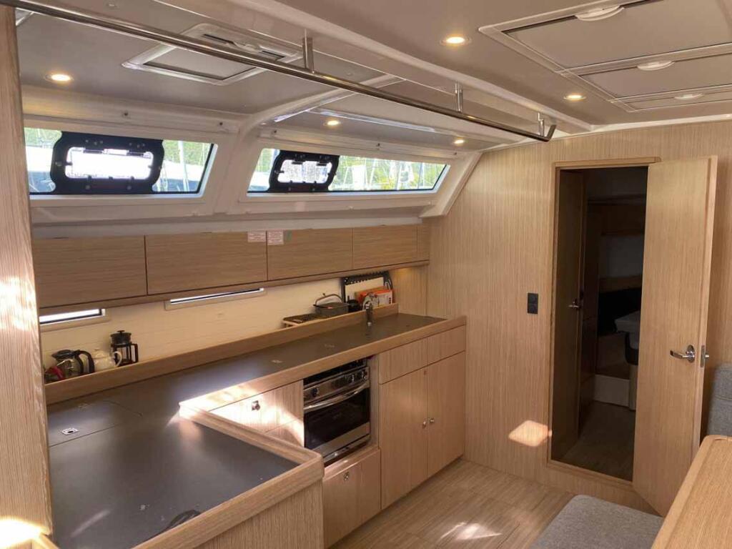 Sailing yacht 