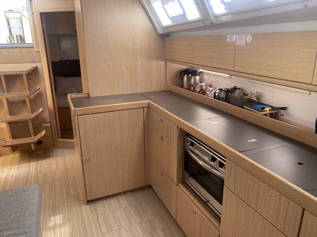 Sailing yacht 