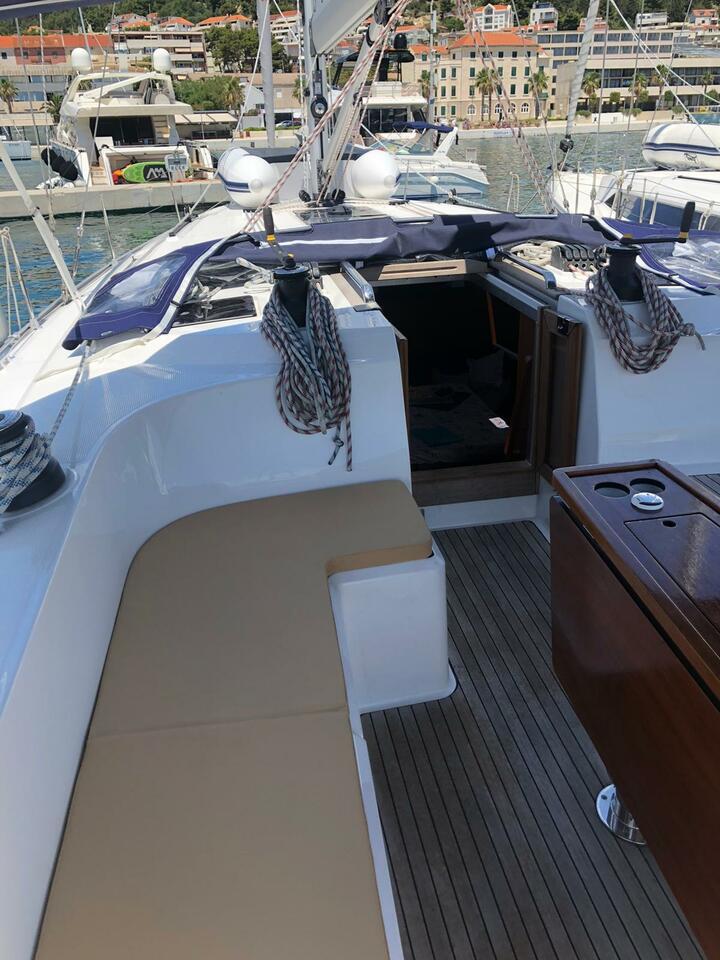 Sailing yacht 