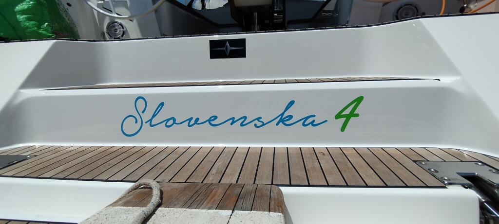 Sailing yacht 