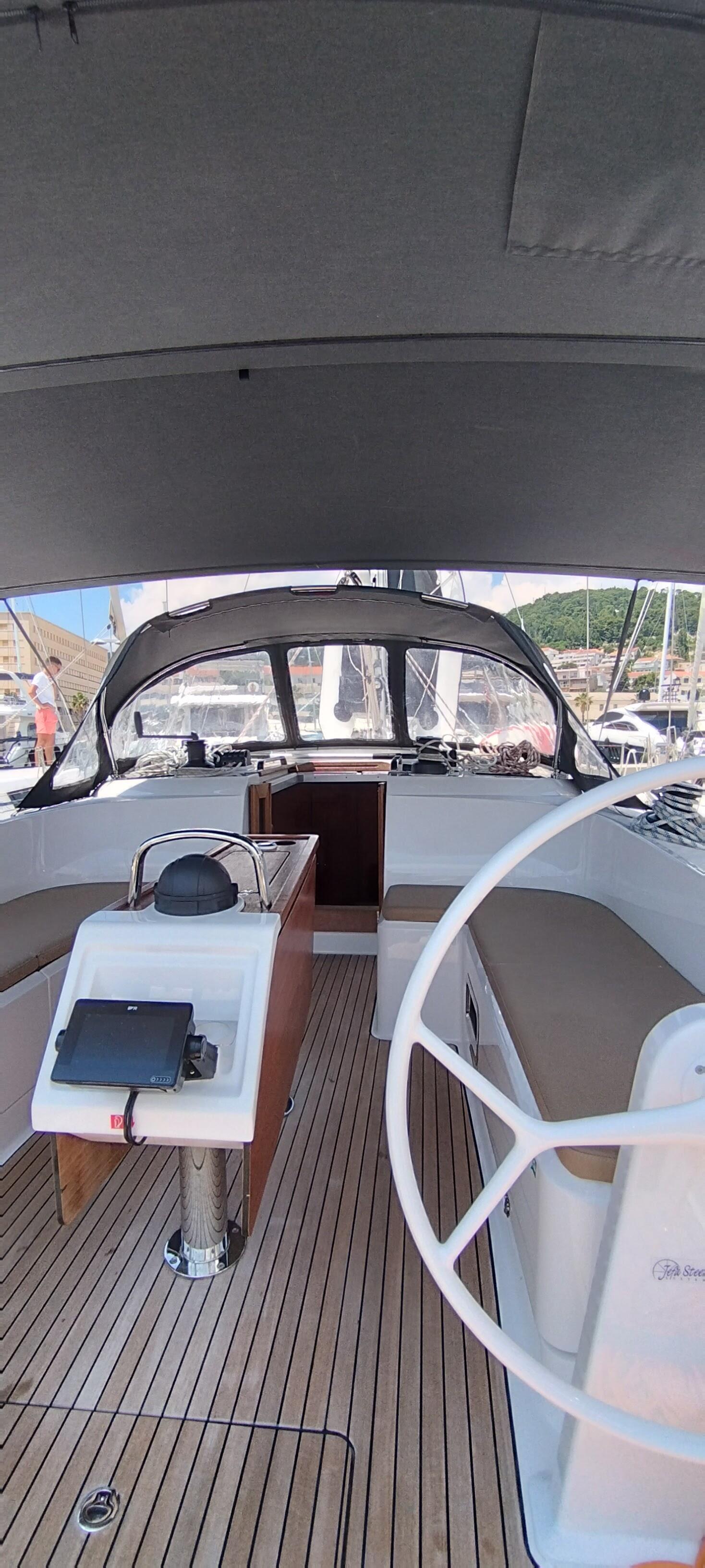 Sailing yacht 
