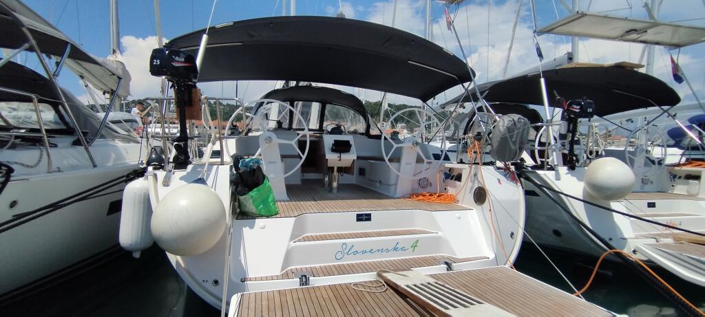 Sailing yacht 