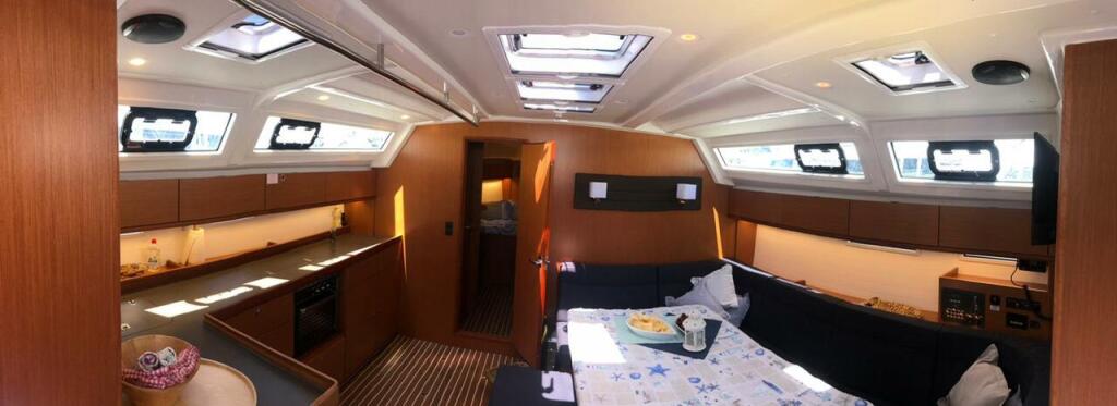 Sailing yacht 