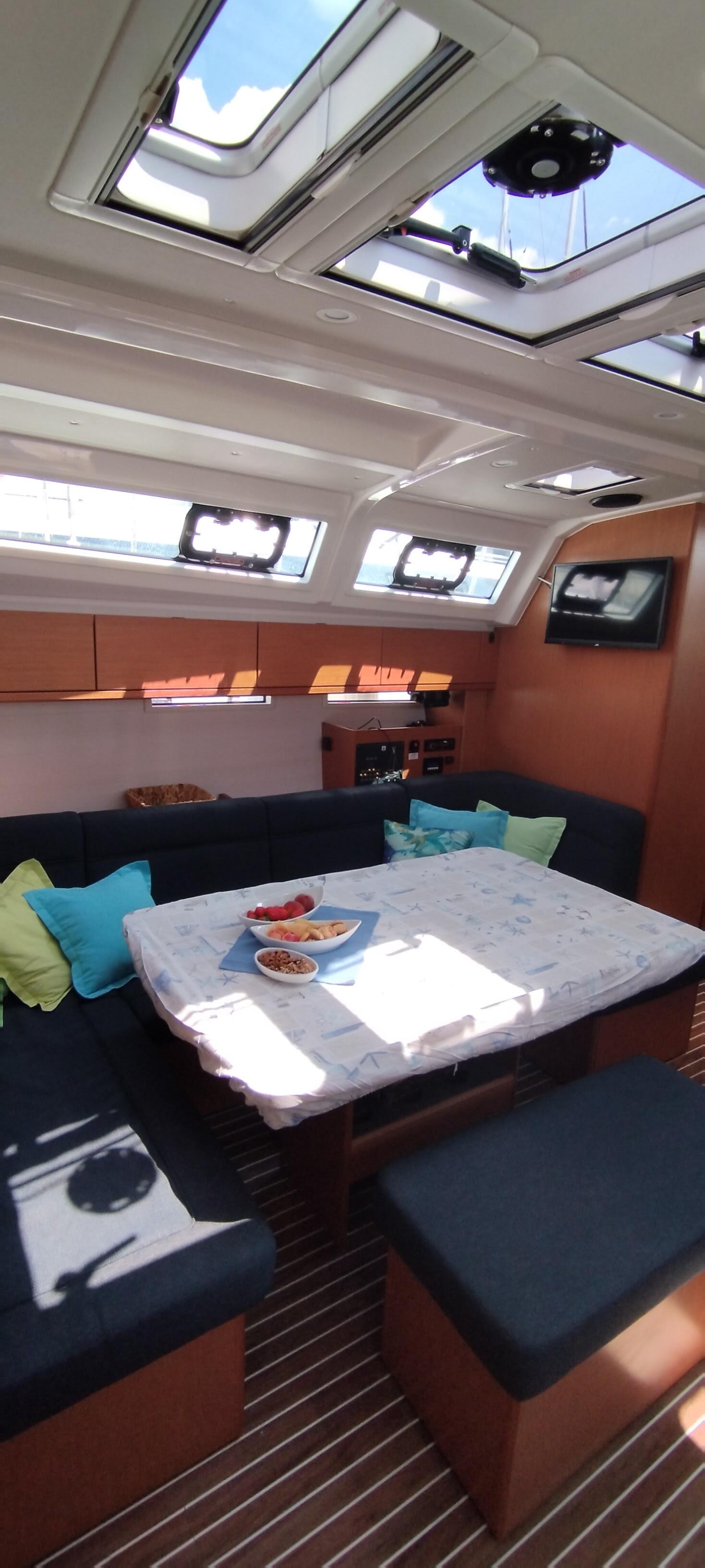 Sailing yacht 
