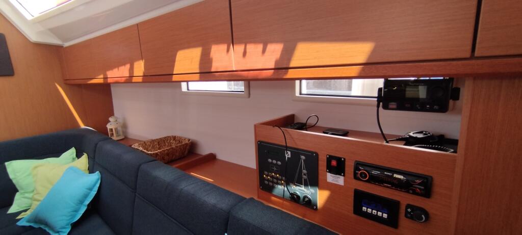 Sailing yacht 