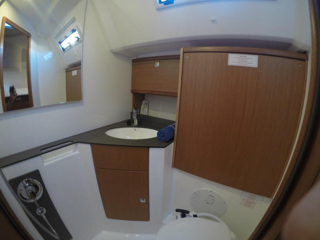 Sailing yacht 