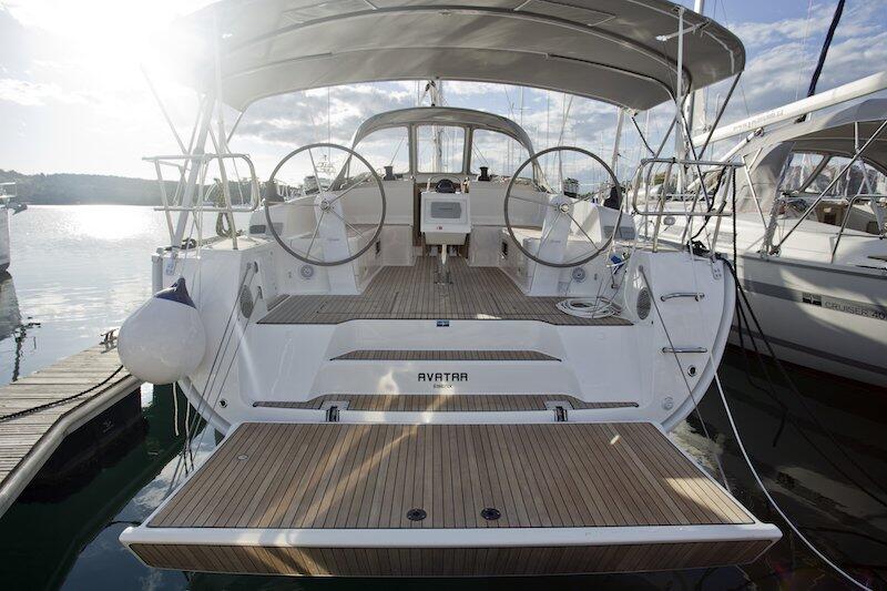 Sailing yacht 