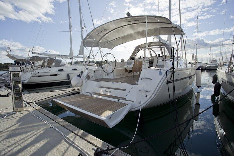Sailing yacht 