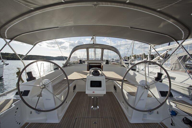 Sailing yacht 