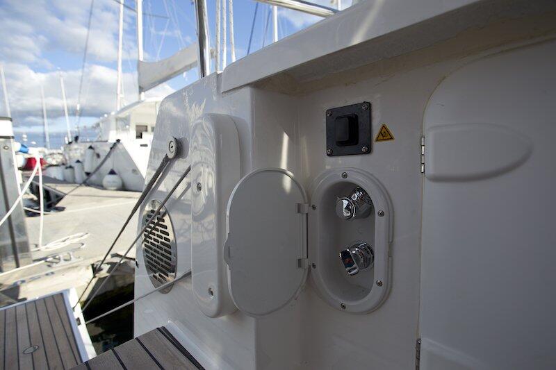 Sailing yacht 