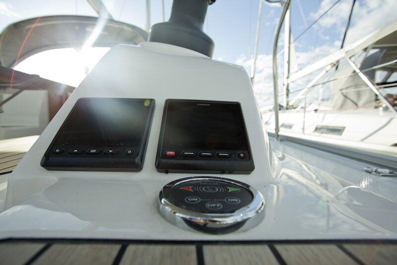 Sailing yacht 
